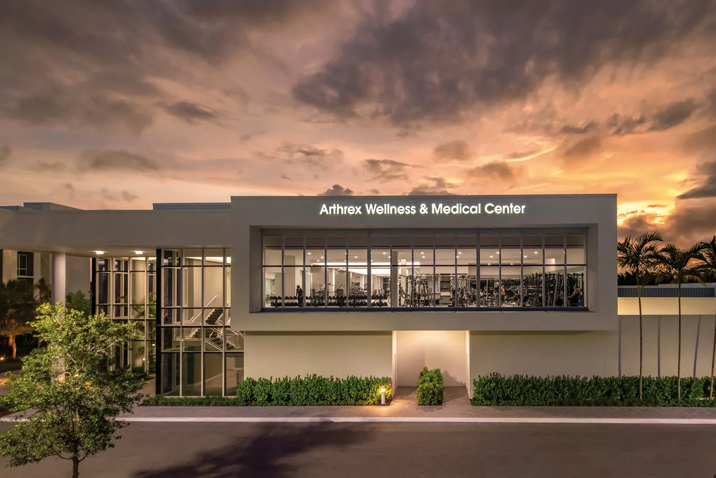 Fachada do Arthrex Wellness & Medical Center ao entardecer.