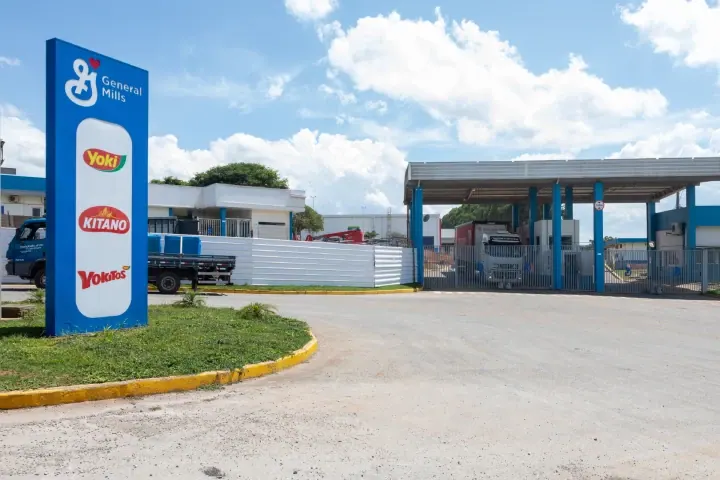 Placa da General Mills com as marcas Yoki, Kitano e Yokitos na entrada de uma fábrica no Brasil.