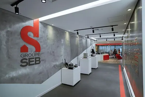 Showroom do Groupe SEB com o logo da empresa e eletroportáteis em exposição.
