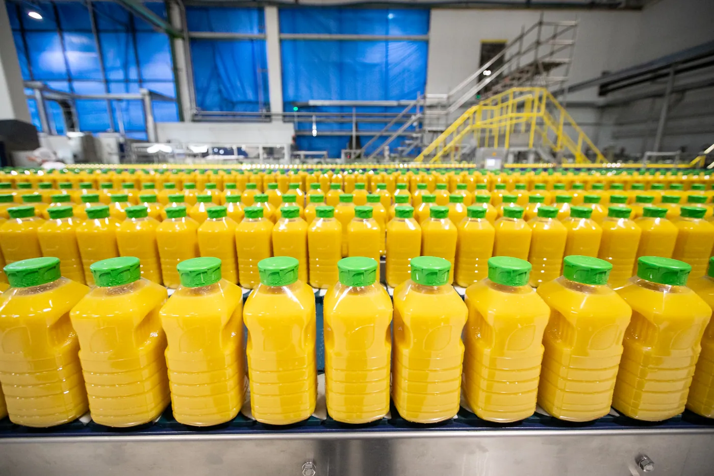 Linha de envase de sucos na fábrica da Natural One, em Jarinu (SP).