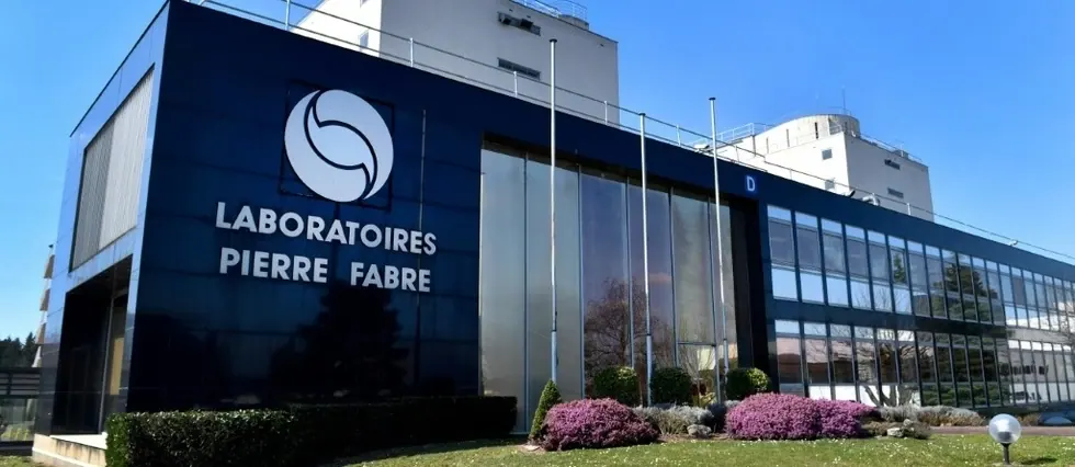 Fachada azul-marinho do prédio dos Laboratoires Pierre Fabre, com o logo da empresa.
