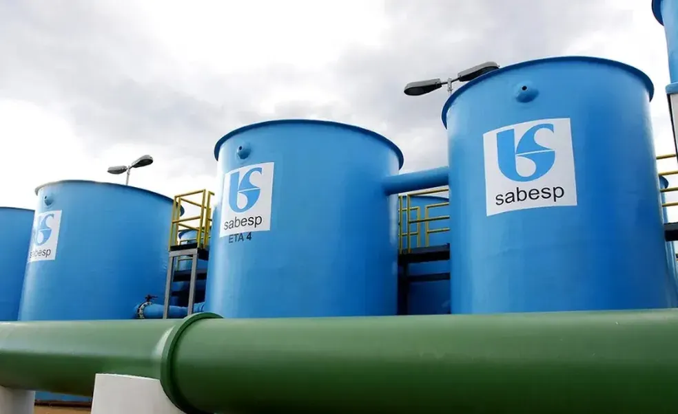 Reservatórios azuis com o logo da Sabesp em uma estação de tratamento de água.