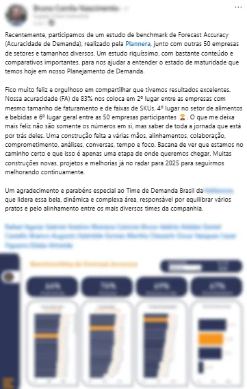 Foto do troféu Referência em S&OP entregue às empresas do Top 15 de Forecast Accuracy do Plannera Insights.